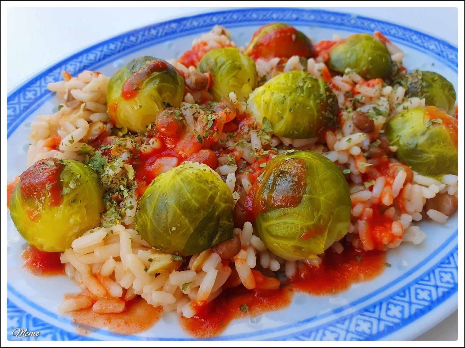 Bildbeschreibung: 
Das fertige Gericht auf einem blau weißen Teller.