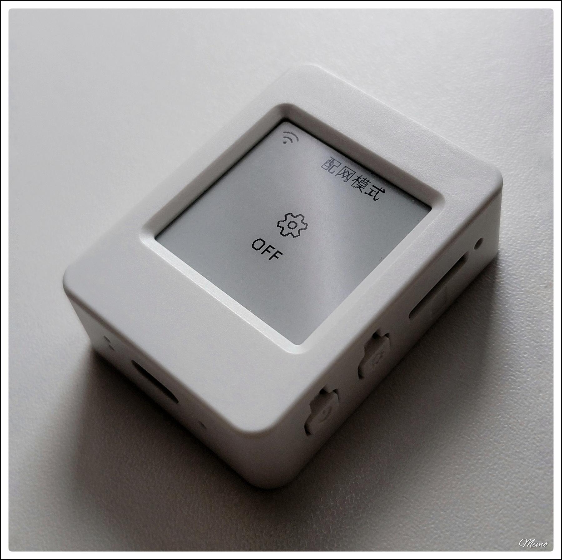 Bildbeschreibung: 
Der ESP32-S3 ePaper liegt auf einer Arbeitsplatte.