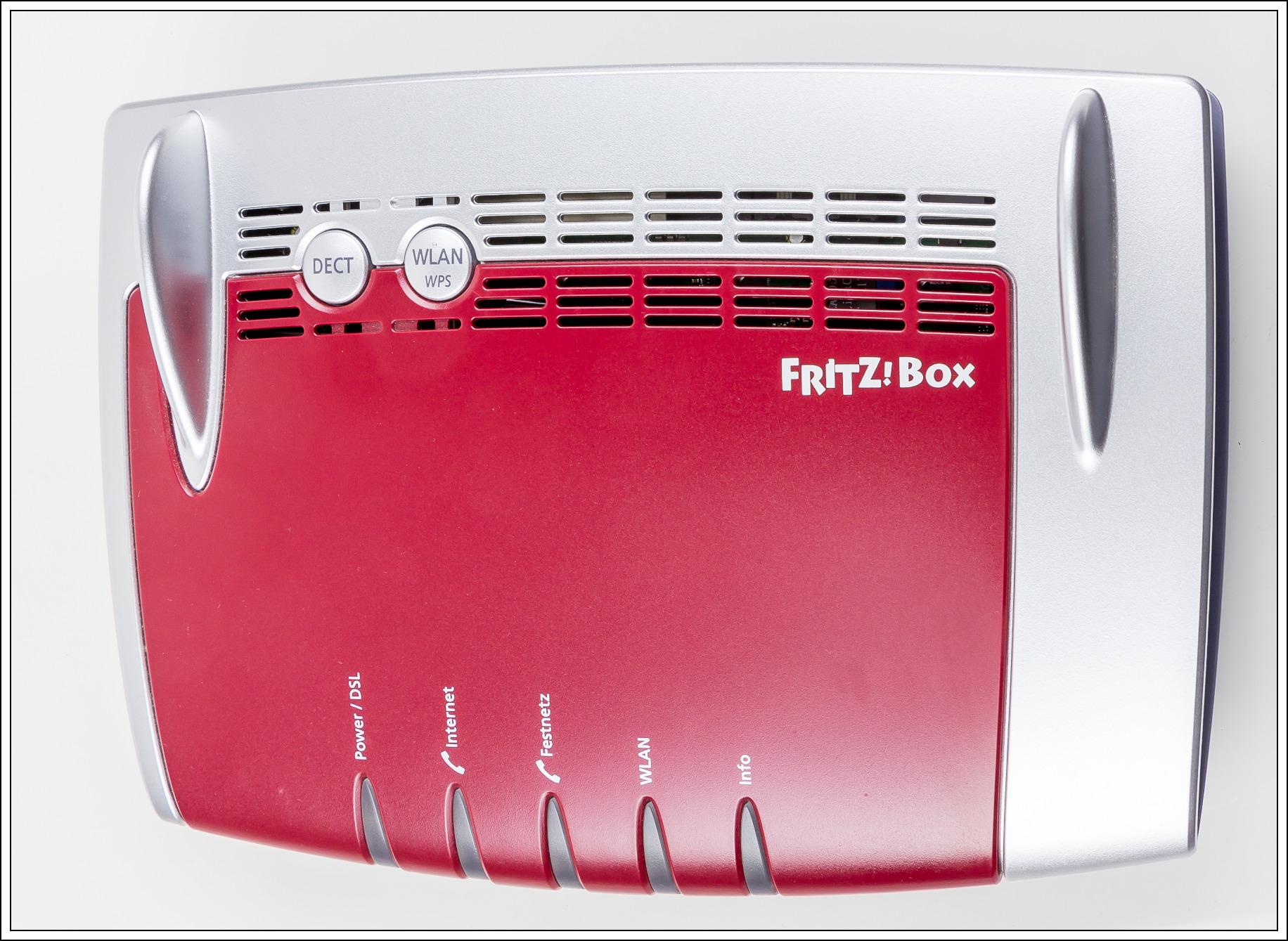 Bildbeschreibung: 
Blick von oben auf einen Router, die FRITZ!Box 7490.