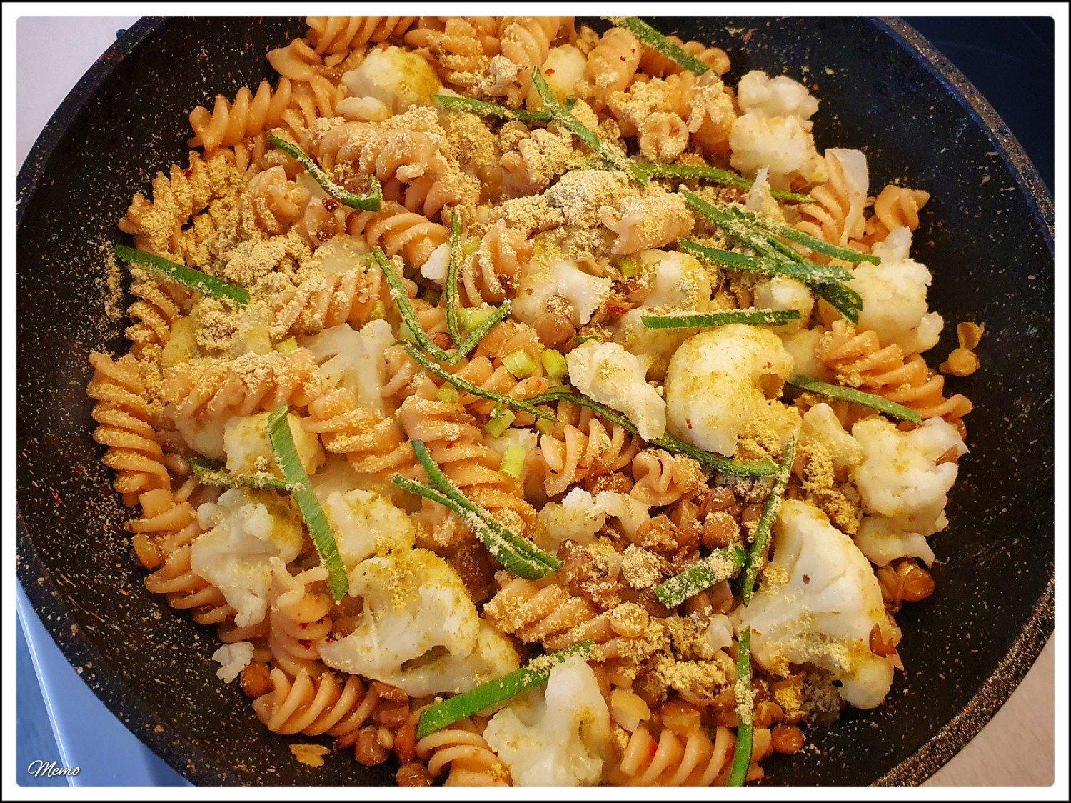 Bildbeschreibung: 
Das fertige, noch heiße Gericht in einer Pfanne.