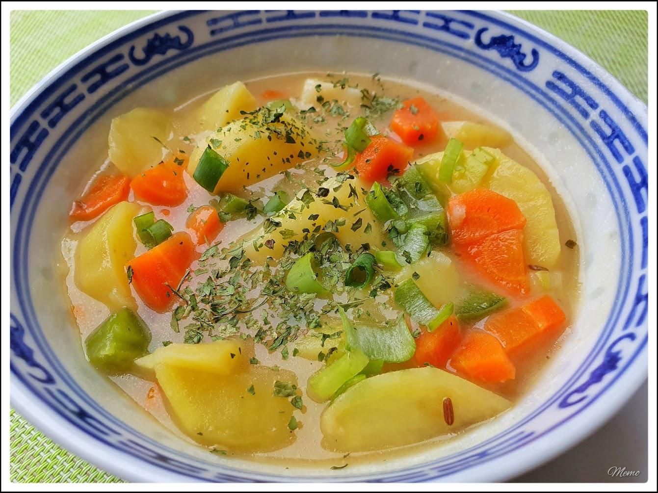 Bildbeschreibung: 
Der fertige Gemüseeintopf in einer blau-weißen Schale.