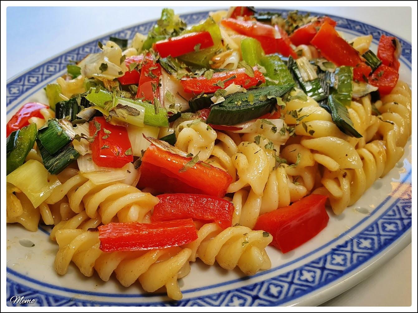 Bildbeschreibung: 
Das fertige Gericht auf einem weiß-blauen Teller.