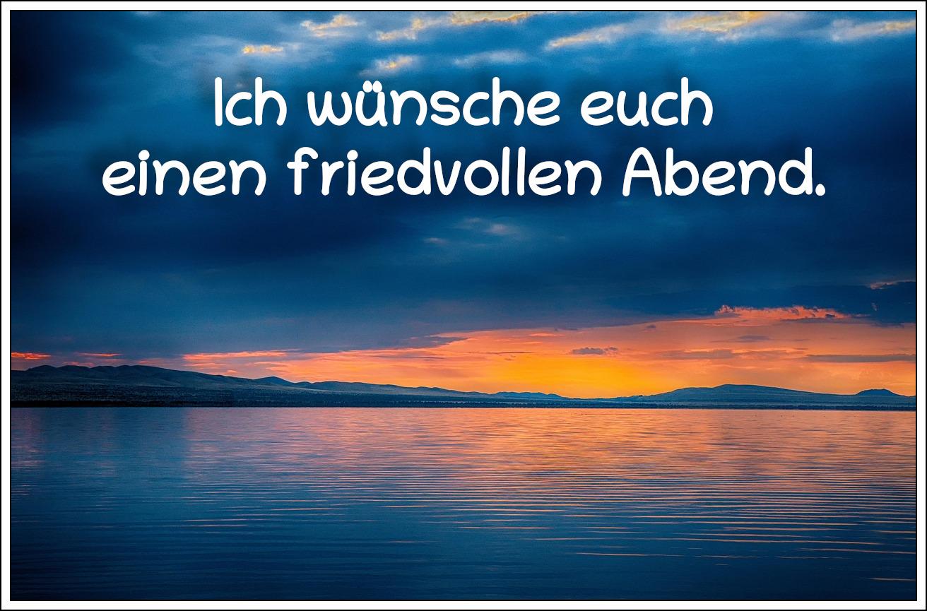 Bildbeschreibung: 
Ein Sonnenuntergang über dem Wasser vor einer Hügelkette bei orangegrauem Himmel.