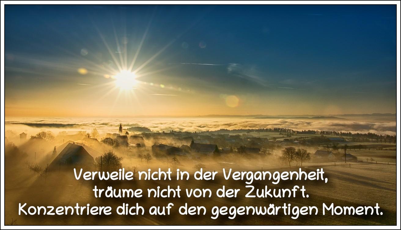 Bildbeschreibung: 
Sonnenaufgang über ein im Nebel liegendes Dorf. Darüber klarer, blauer Himmel und eine strahlende Sonne. Auf dem Bild ein Zitat des indischen Weisheitslehrers und Religionsstifters Siddhartha Gautama.